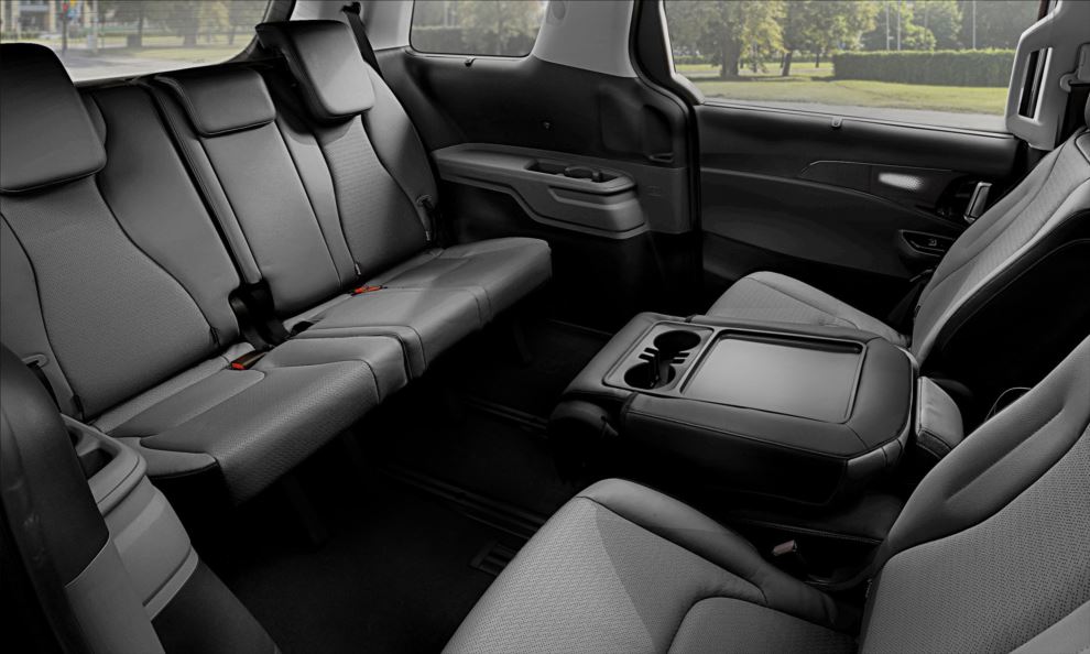 Kia Carnival swivel captain seats